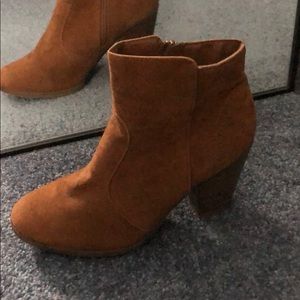 Breckelle’s 8.5 camel faux suede booties